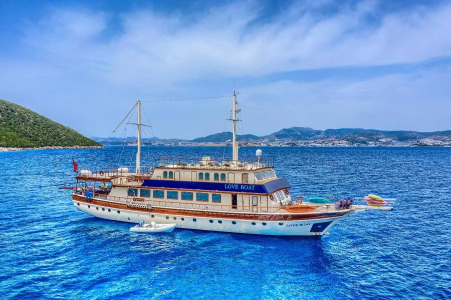 Love Boat: High-Capacity Luxury Yacht Charter Turkey